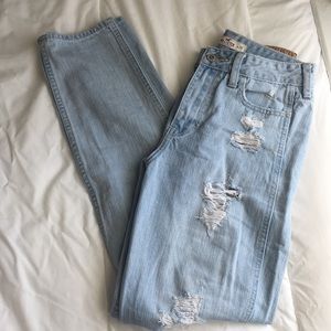 hollister ripped high rise demin boyfriend jeans